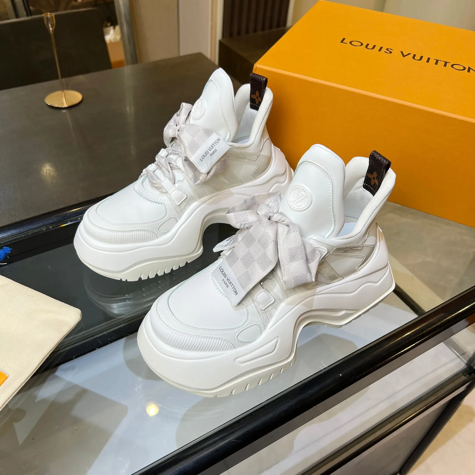 👟👟Ex-factory price 760👟👟 Nicolas Ghesquieye once again refined the design essence of LVArchlight sneakers to create LVArchlight2.0 platfrm sneakers. The combination of multiple technical materials, the wide outsole and the exaggerated tongue highlight the series' recognition, and the latter is marked with the LVCirCle logo 35-41